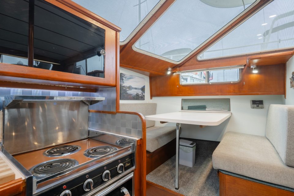 1989 Tollycraft 44 Cockpit Motor Yacht