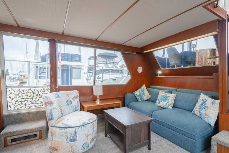 1989 Tollycraft 44 Cockpit Motor Yacht