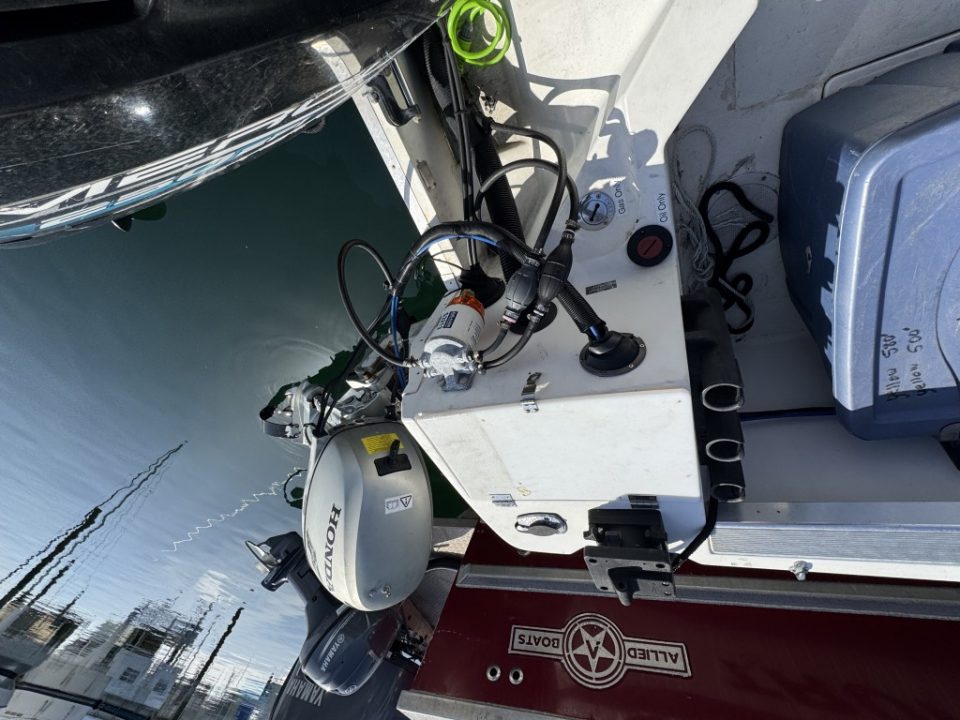 1990 Bayliner 2302 Trophy Walkaround