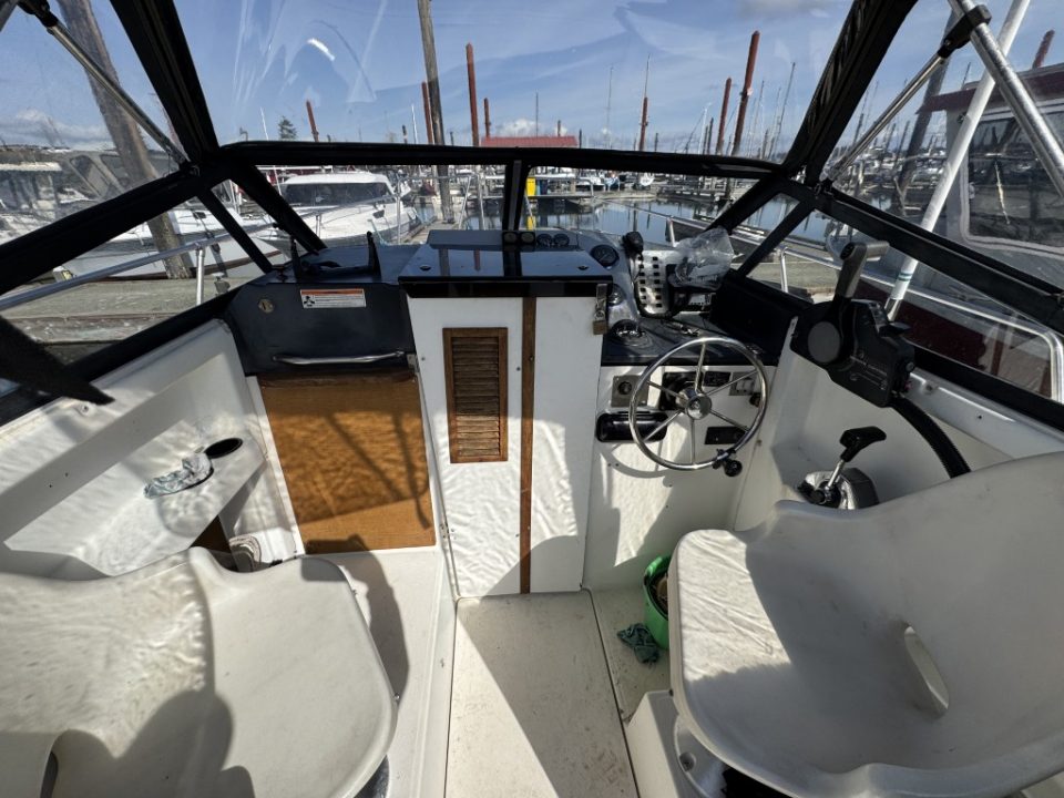 1990 Bayliner 2302 Trophy Walkaround