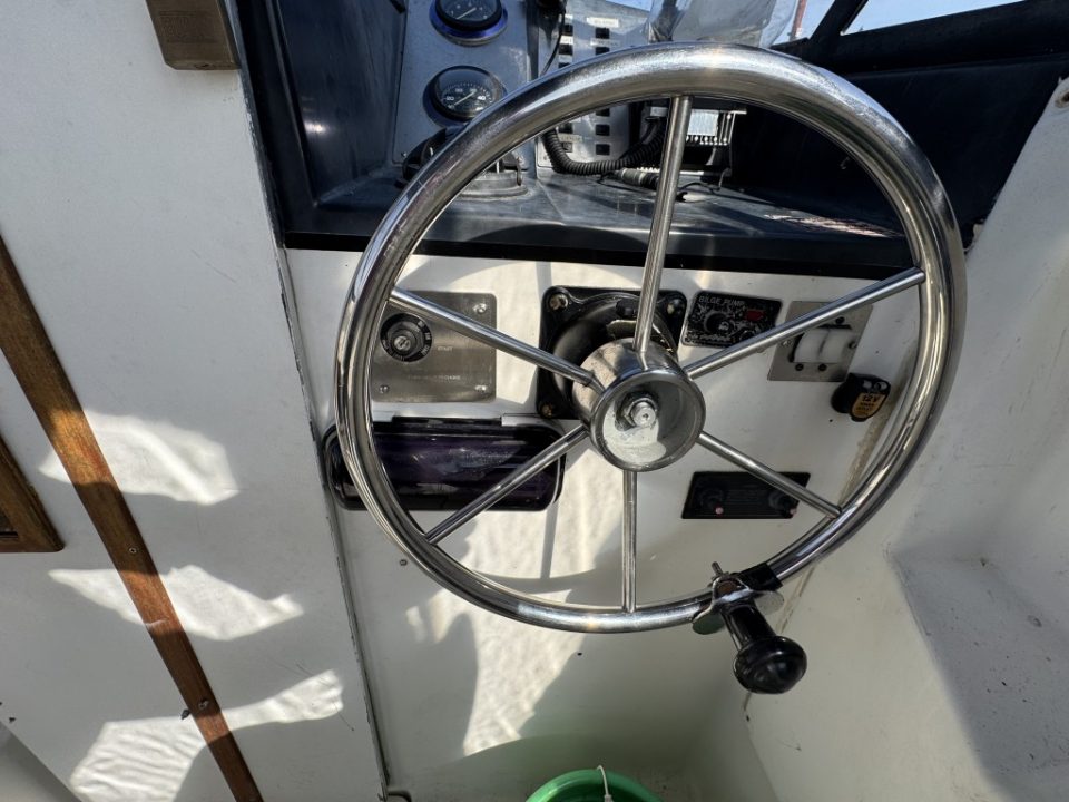 1990 Bayliner 2302 Trophy Walkaround