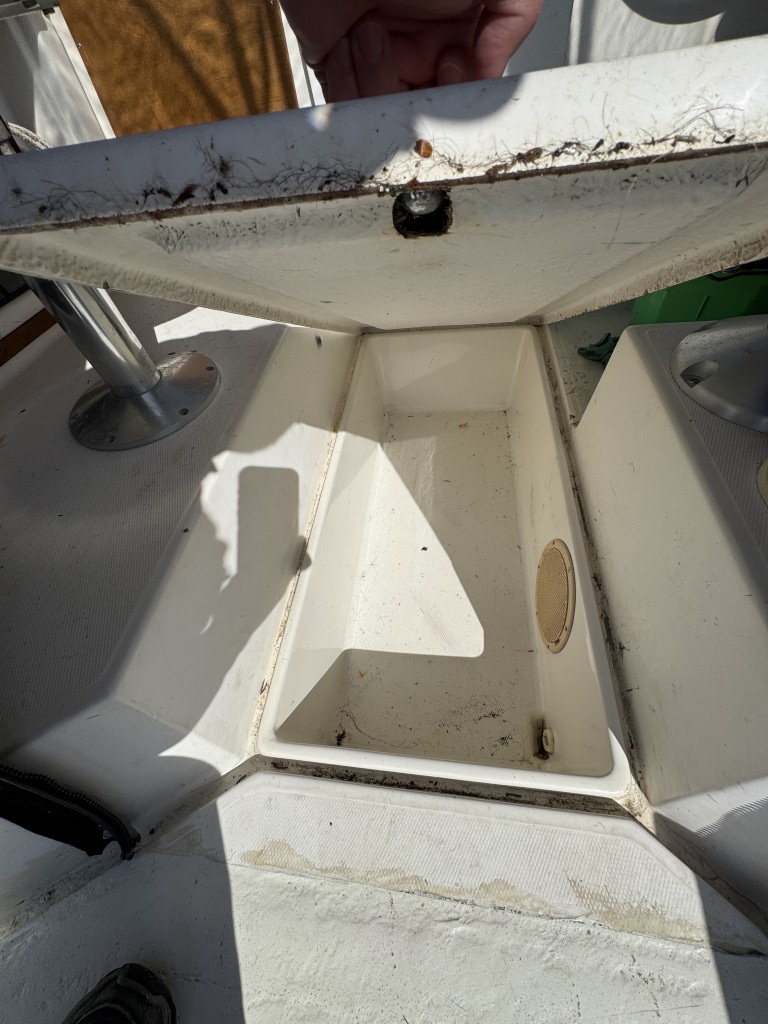 1990 Bayliner 2302 Trophy Walkaround