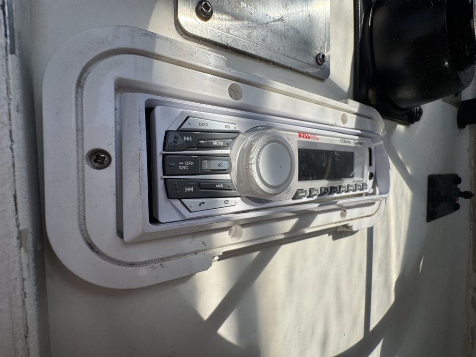 1990 Bayliner 2302 Trophy Walkaround