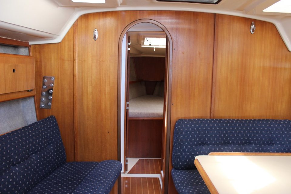 1988 Hunter 33.5 Sloop