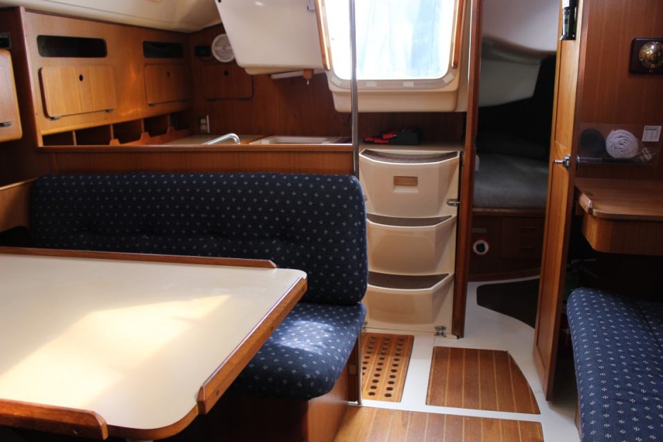 1988 Hunter 33.5 Sloop