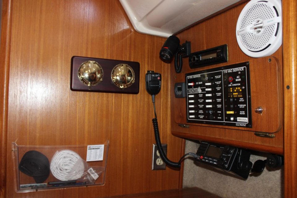 1988 Hunter 33.5 Sloop